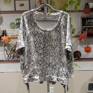 Chic Gray Animal Print Long Sleeve Top XL. Very minor wash wear. 26 Ptp.